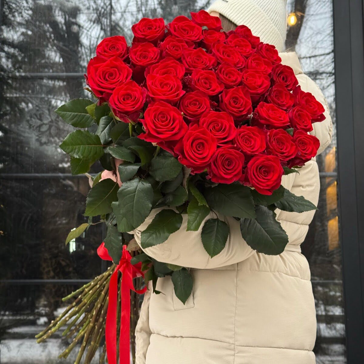 35 красных роз 90см.