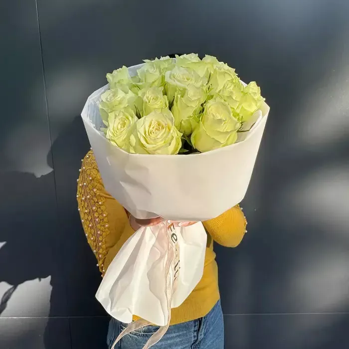 15 белых импортных роз 50 см