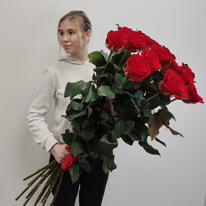 15 червоних троянд 110 см