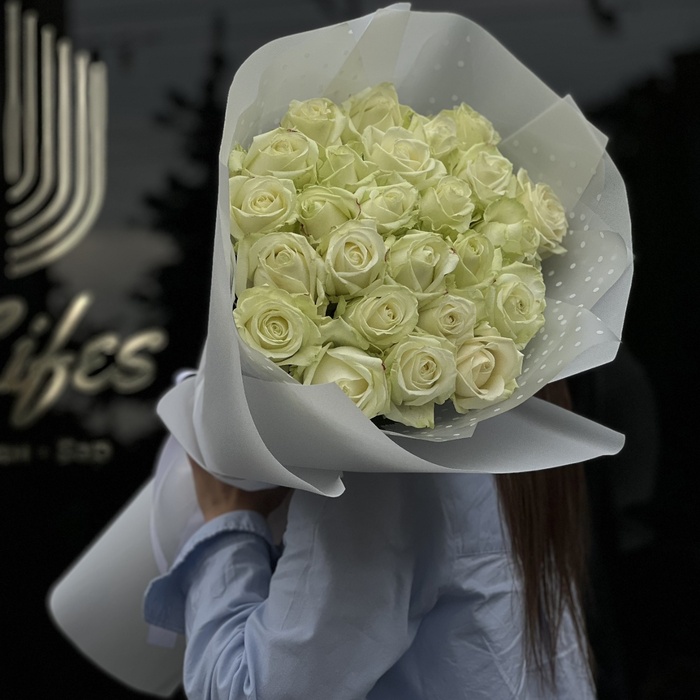 25 белых роз 70см