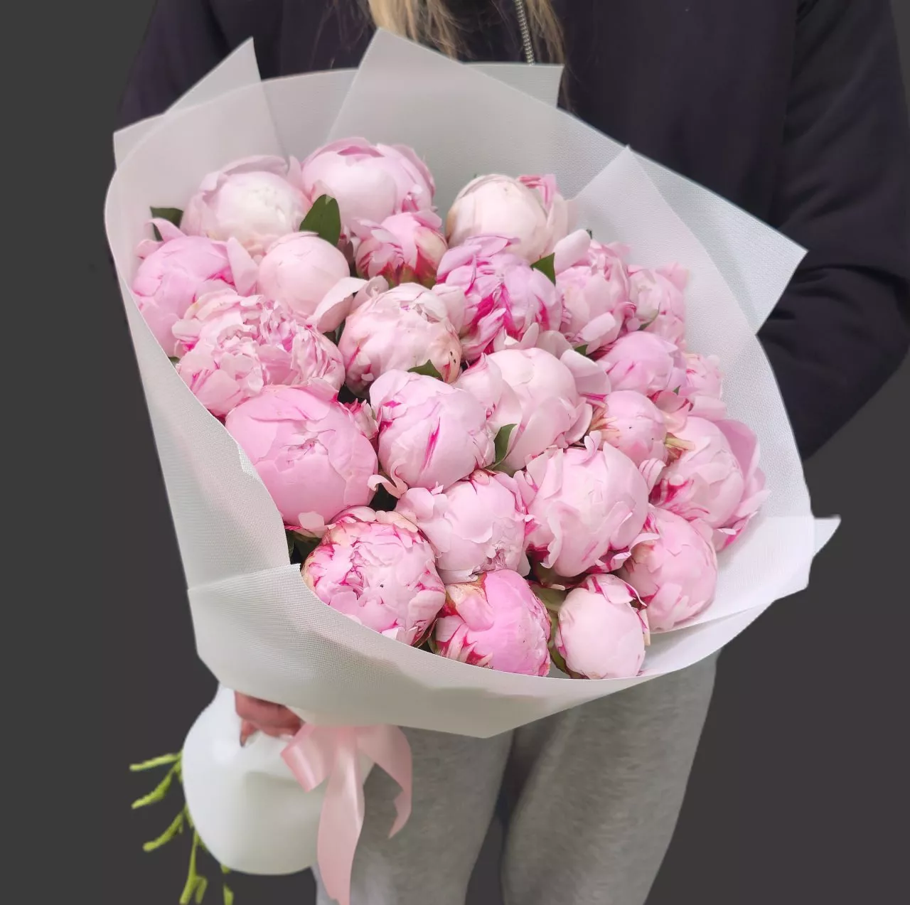 25 розовых пионов