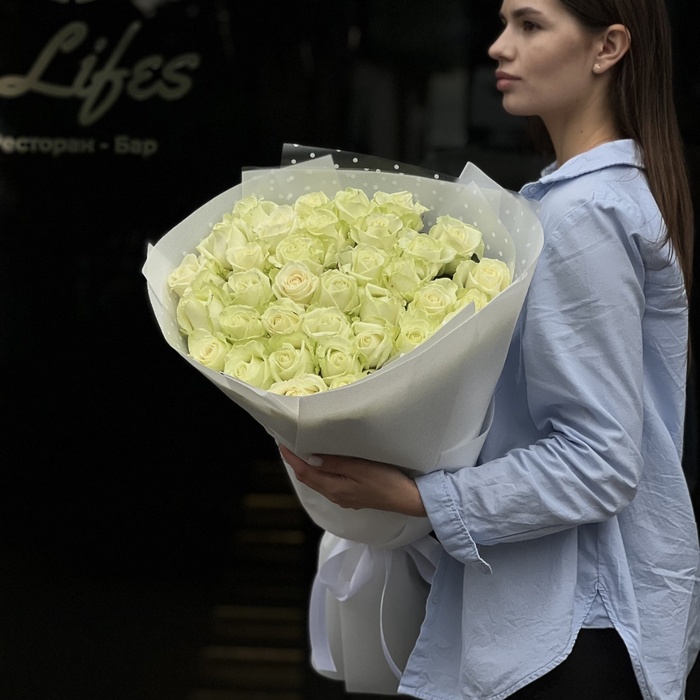 35 белых роз 70см