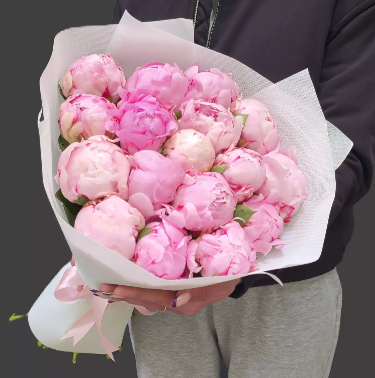 17 розовых пионов